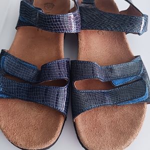 VIONIC Valencia woman's blue faux snake skin strap sandals Size 9